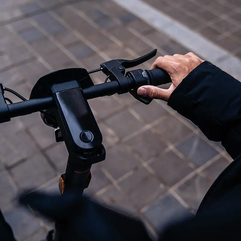 NIU KQi3 Pro Foldable E-Scooter – 31-Mile Range, 20 MPH Top Speed, Black Finish