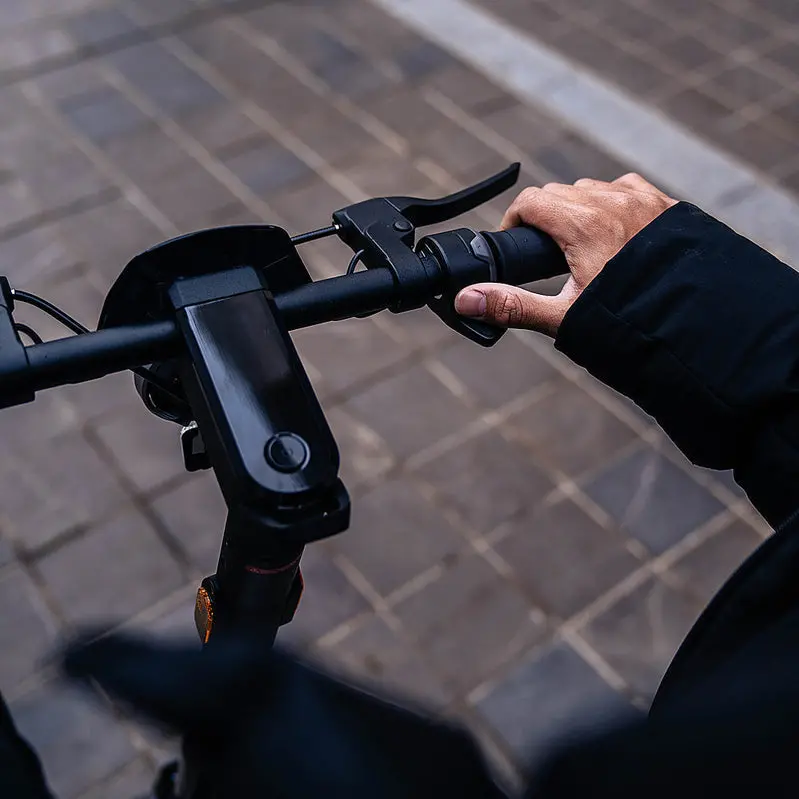 NIU KQi3 Pro Foldable E-Scooter – 31-Mile Range, 20 mph Top Speed, Lightweight Aluminum Frame, Matte Black