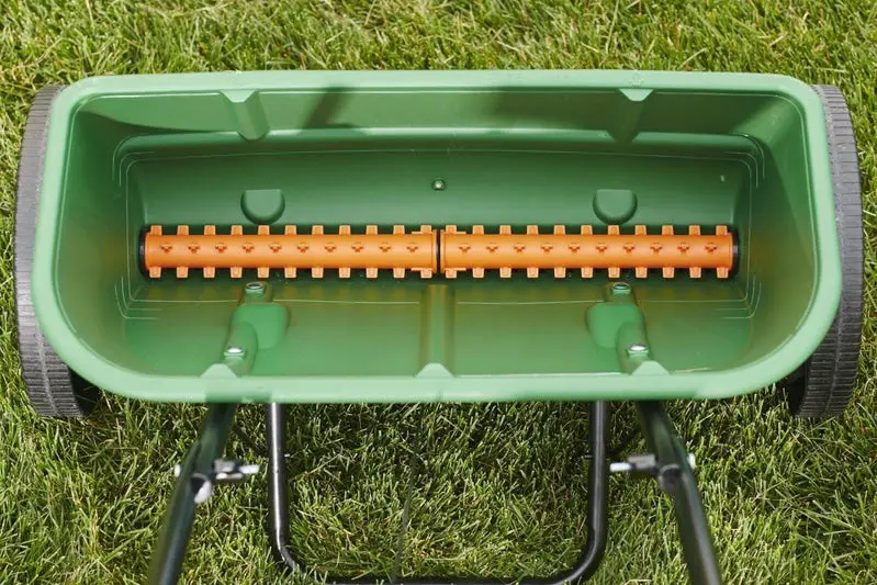 Scotts Classic Drop Spreader – Heavy-Duty Steel Construction, Easy-Calibration Dial